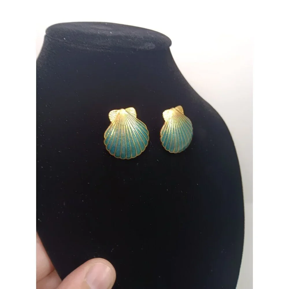 Vtg Scalloped Seashell Blue Enamel Post Goldtone Earrings Fashion Beach Summer